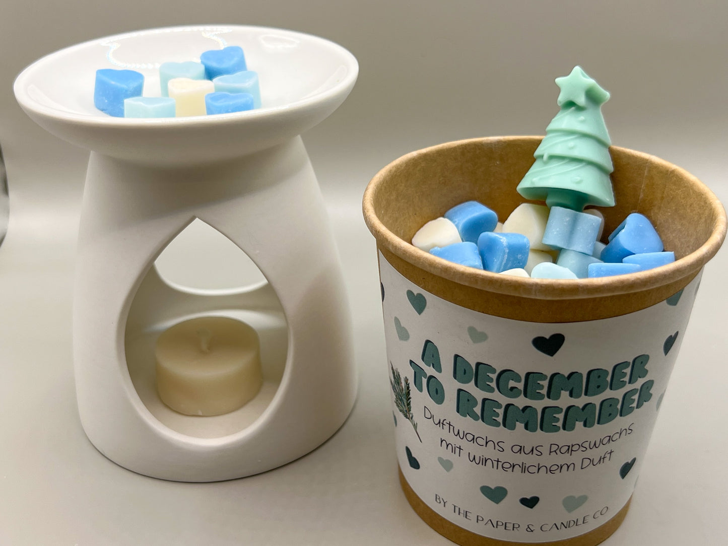 Weihnachtliche Wax Melts "A december to remember" aus Deutschland, nachhaltiger brauner Pappbecher mit Deckel gefüllt mit veganem Duftwachs aus Rapswachs, Bester Aromawachs für Duftlampen, Duft Melts in Herzform mit Winterduft, schöne Weihnachtsdeko, inkl. nachhaltigem Teelicht ohne Hülle