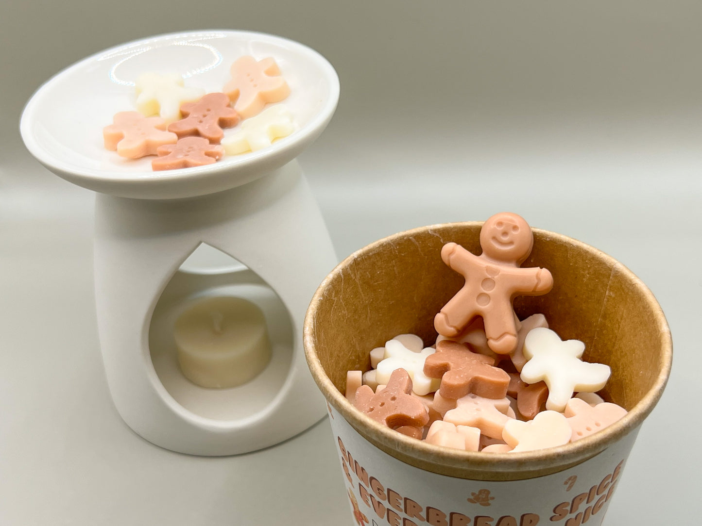 Weihnachtliche Wax Melts "Gingerbread spice & everything nice" aus Deutschland, nachhaltiger brauner Pappbecher mit Deckel gefüllt mit veganem Duftwachs aus Rapswachs, Bester Aromawachs für Duftlampen, Duft Melts in Lebkuchenformmit Lebkuchenduft, schöne Weihnachtsdeko, inkl. nachhaltigem Teelicht ohne Hülle