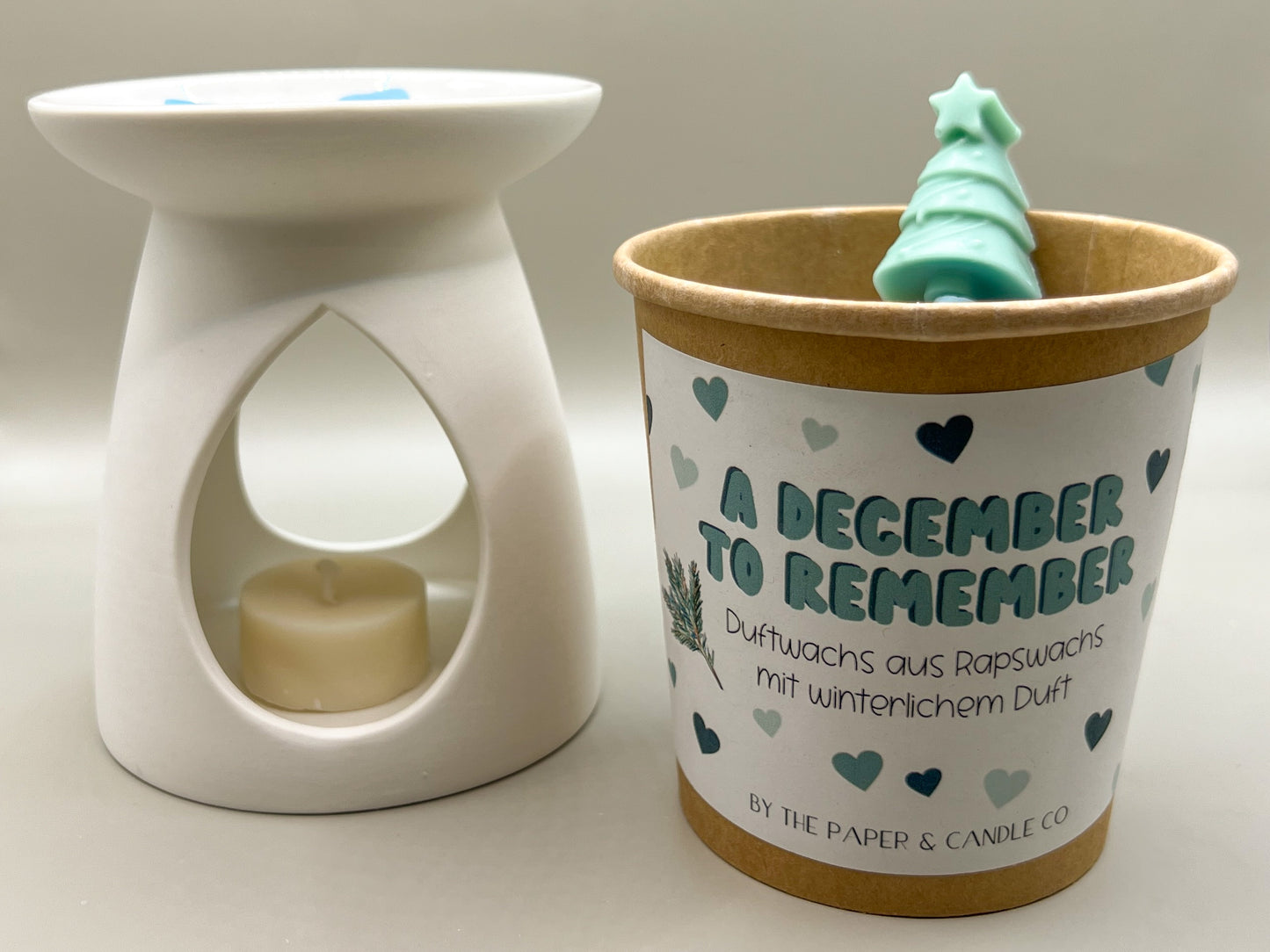 Weihnachtliche Wax Melts "A december to remember" aus Deutschland, nachhaltiger brauner Pappbecher mit Deckel gefüllt mit veganem Duftwachs aus Rapswachs, Bester Aromawachs für Duftlampen, Duft Melt mit Winterduft, schöne Weihnachtsdeko, inkl. nachhaltigem Teelicht ohne Hülle