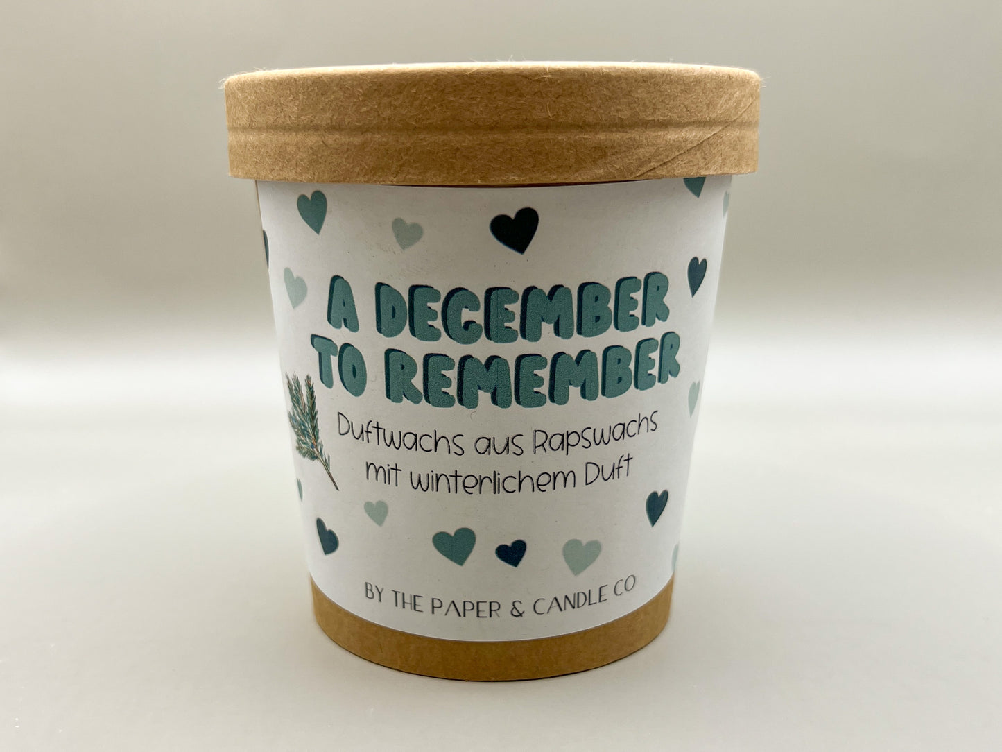 Weihnachtliche Wax Melts "A december to remember" aus Deutschland, nachhaltiger brauner Pappbecher mit Deckel gefüllt mit veganem Duftwachs aus Rapswachs, Bester Aromawachs für Duftlampen, Duft Melt mit Winterduft, schöne Weihnachtsdeko, inkl. nachhaltigem Teelicht ohne Hülle