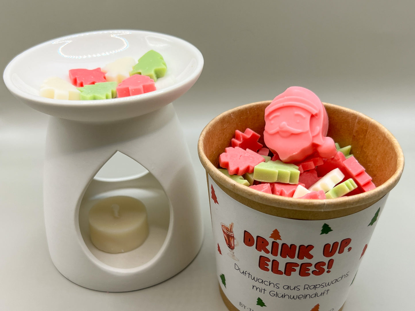 Weihnachtliche Wax Melts "Drink up Elfes" aus Deutschland, nachhaltiger brauner Pappbecher mit Deckel gefüllt mit veganem Duftwachs aus Rapswachs, Bester Aromawachs für Duftlampen, Duft Melts in Tannenbaumform mit Glühweinduft, schöne Weihnachtsdeko, inkl. nachhaltigem Teelicht ohne Hülle