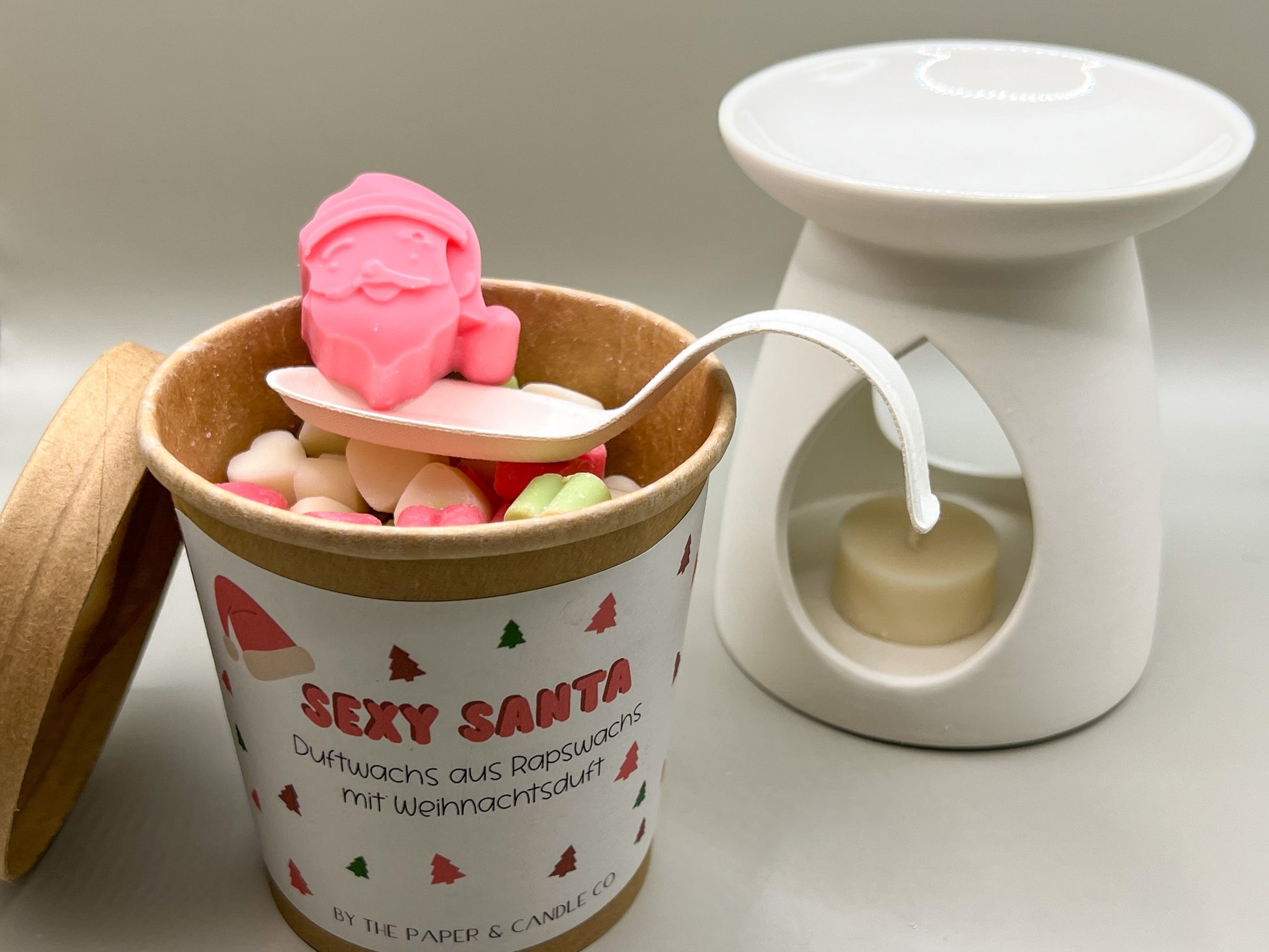 Weihnachtliche Wax Melts "Sexy Santa" aus Deutschland, nachhaltiger brauner Pappbecher mit Deckel gefüllt mit veganem Duftwachs aus Rapswachs, Bester Aromawachs für Duftlampen, Duft Melt mit männlichem Weihnachtsduft, schöne Weihnachtsdeko, inkl. nachhaltigem Teelicht ohne Hülle  